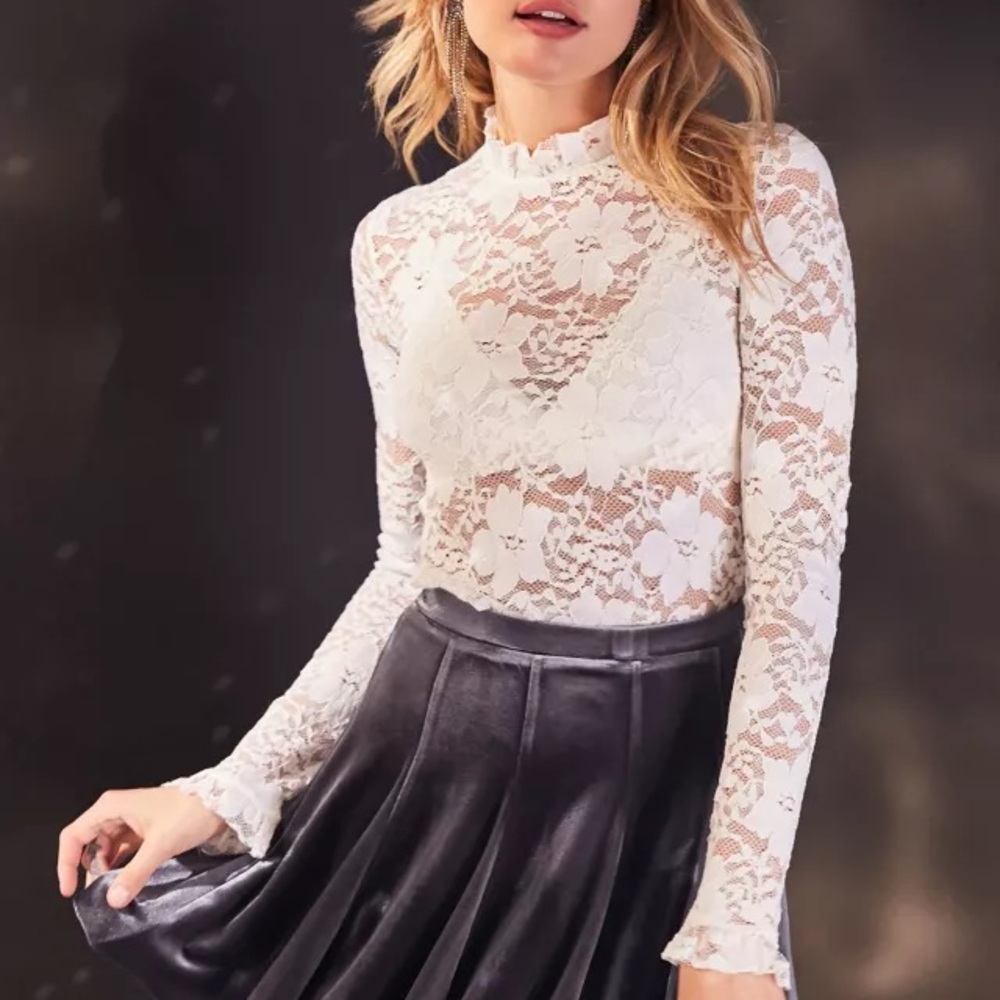 NWT Urban Outfitters Kimchi Blue Casa Bella Lace Mock Neck Top